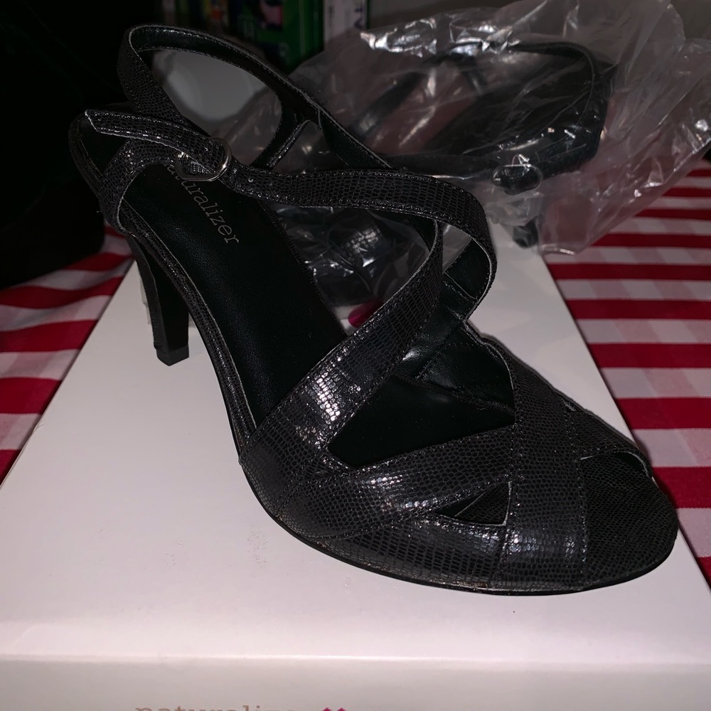 NWT Nautrlizer Strappy sandals size 6.5